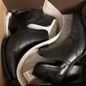 NIB ARIAT Dixon Wingtip Ankle Boots - True Black with silver studs